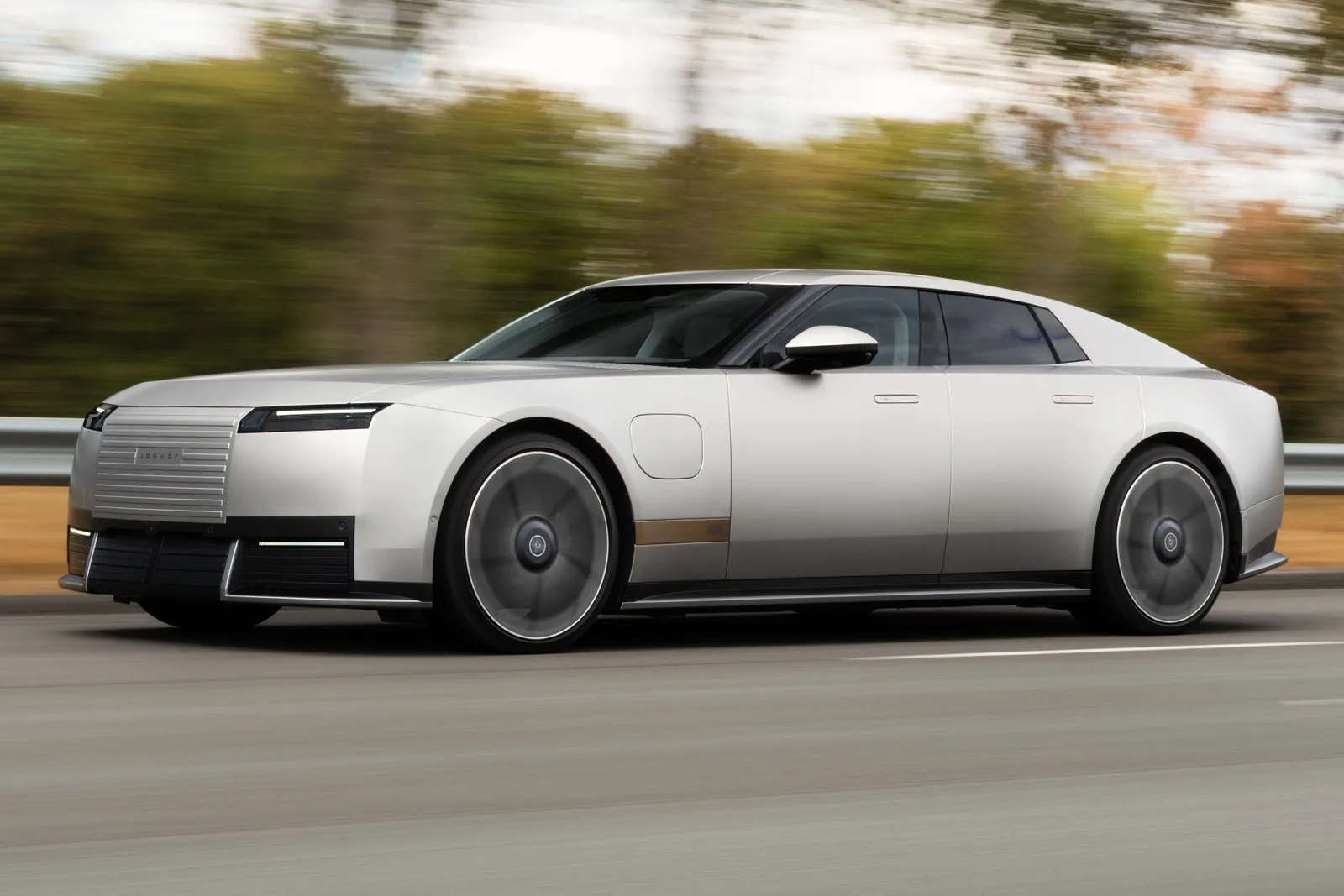 Jaguar Type 01 chega com três motores e autonomia de 720 km