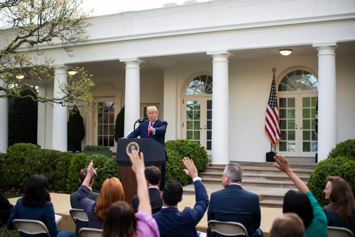 Trump ameaça retirar CNN, MS NOW e Politico da cobertura na Casa Branca
