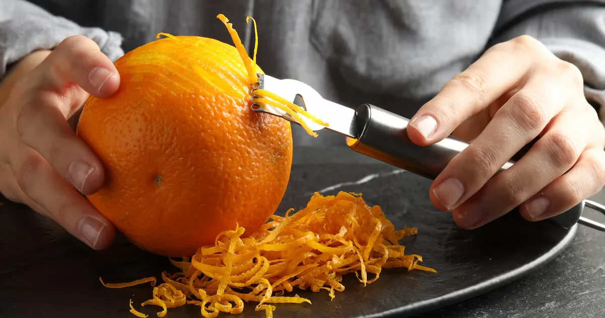Casca da laranja pode virar farinha para receitas, explica especialista