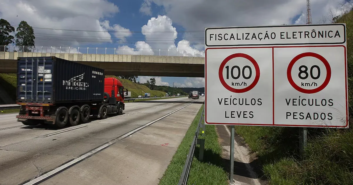 Tecnologia reforça frenagem e controle de risco em caminhões pesados