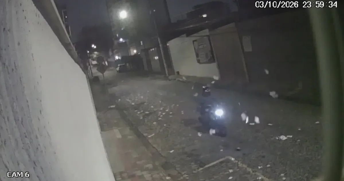 Panfletos de campanha são lançados de moto na véspera da eleição em Belo Horizonte