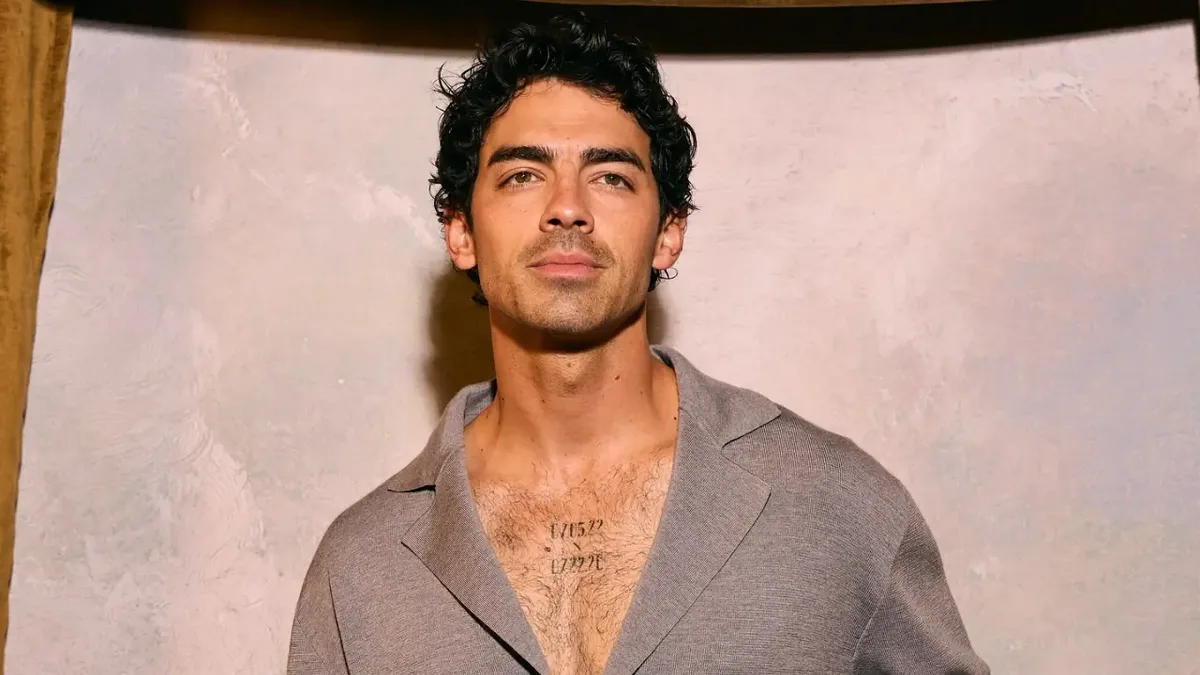 Joe Jonas relata queda entre barcos durante viagem à Itália
