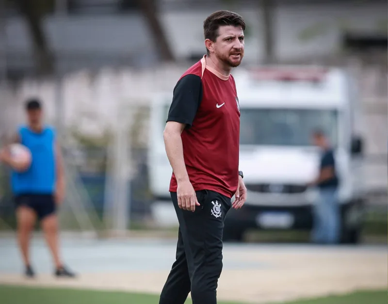 William Batista detalha reformulação do Sub-20 do Corinthians e elogia Diniz