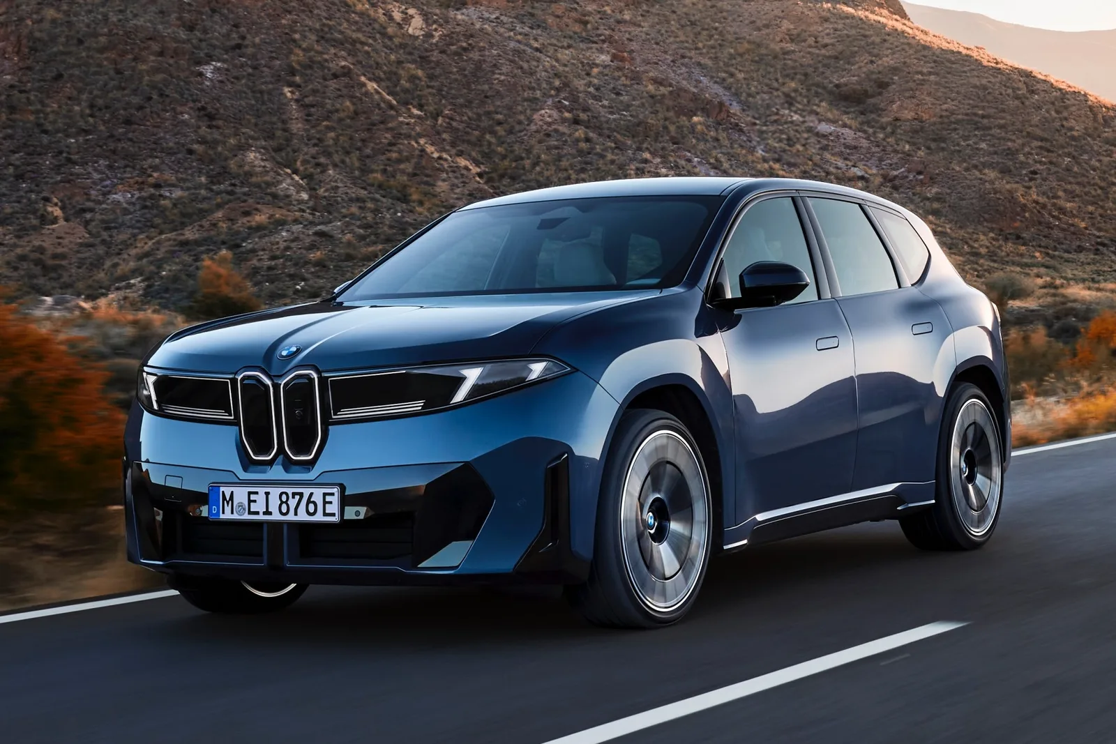 BMW iX3 combina autonomia de 570 km e tecnologia avançada em SUV elétrico