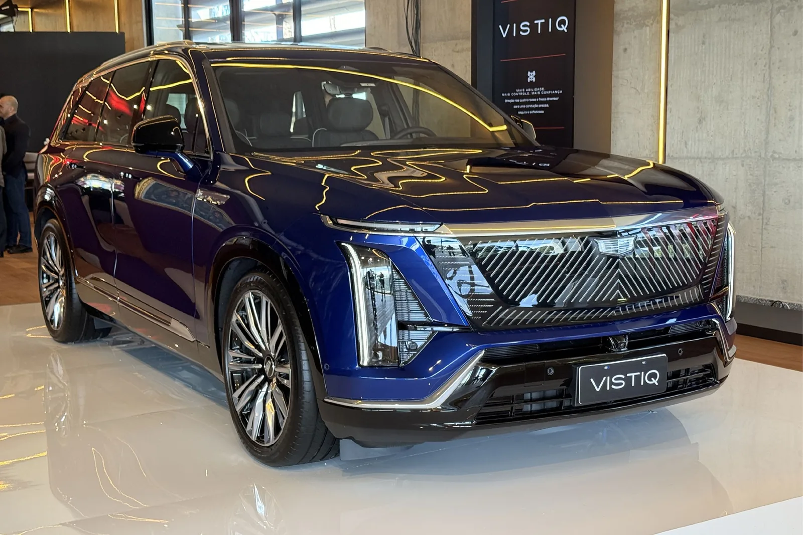 Cadillac Vistiq chega ao Brasil por R$ 990 mil com 395 km de autonomia