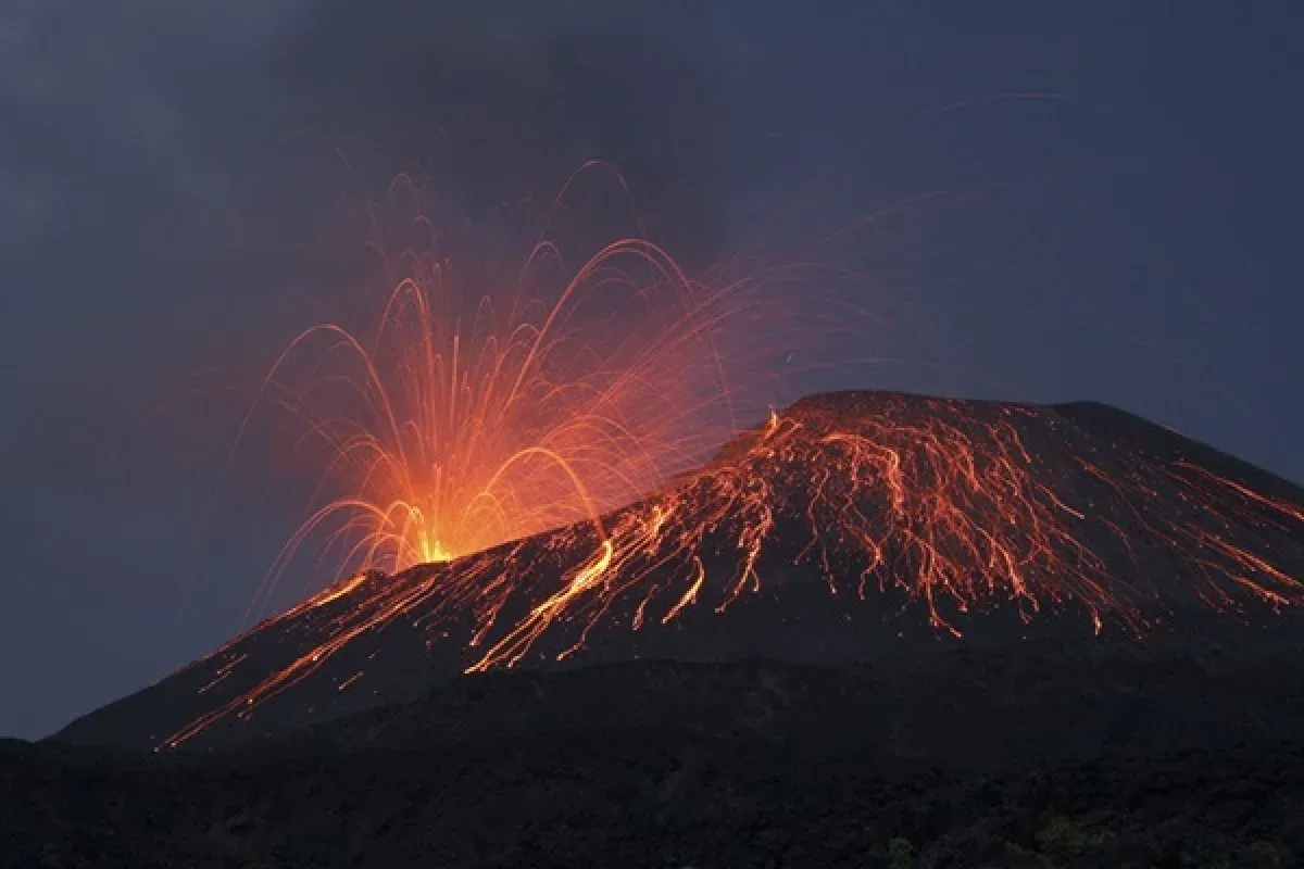 Erupção do Anak Krakatau interrompe voos no principal aeroporto de Jacarta