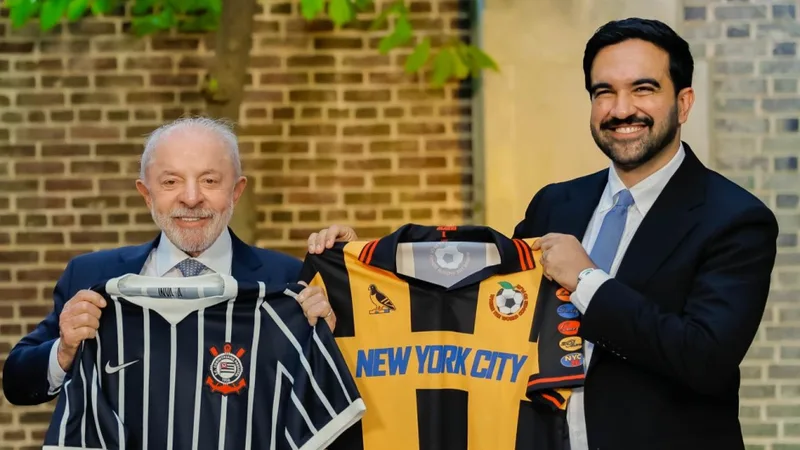 Lula troca camisas de futebol com prefeito de Nova York em encontro nos EUA