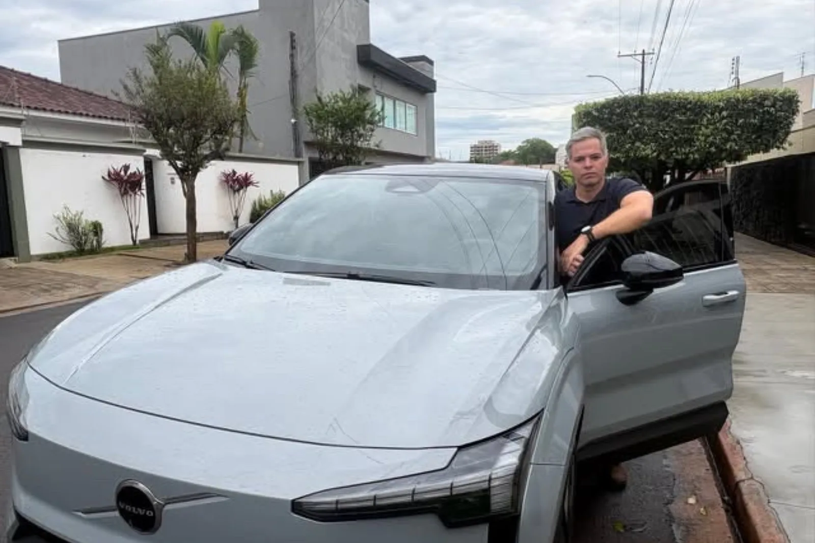Donos do Volvo EX30 relatam espera e falta de agendamento para recall da bateria