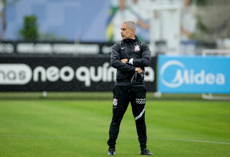 Sylvinho defende passagem pelo Corinthians e admite reencontro futuro