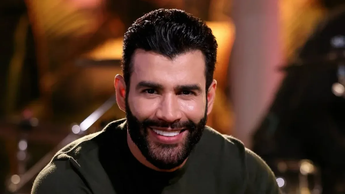 Gusttavo Lima troca barba cheia por bigode e surpreende seguidores
