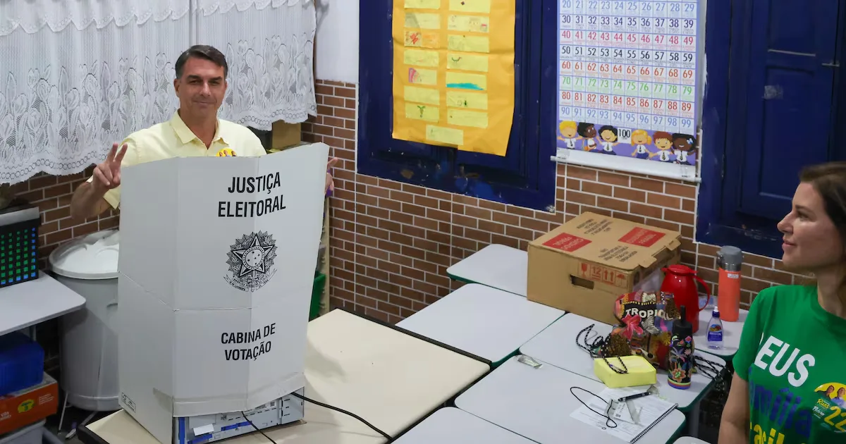 Flávio Bolsonaro vota no Rio e diz esperar vitória no primeiro turno