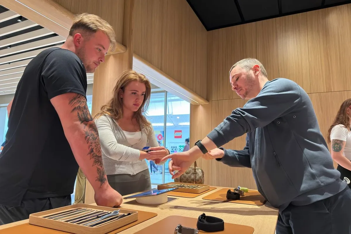 Apple reabre duas lojas após reformas no Reino Unido e nos Estados Unidos