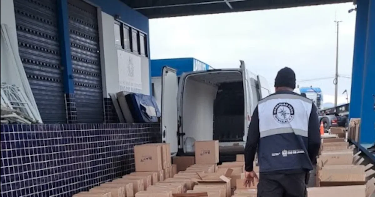 Carga com 5,7 mil maços de cigarros é retida em posto fiscal de Itatiaia