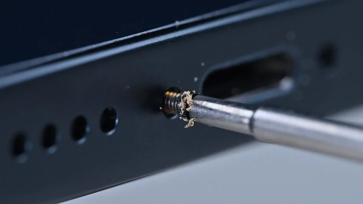Restauração amplia memória e troca bateria de iPhone 13 mini