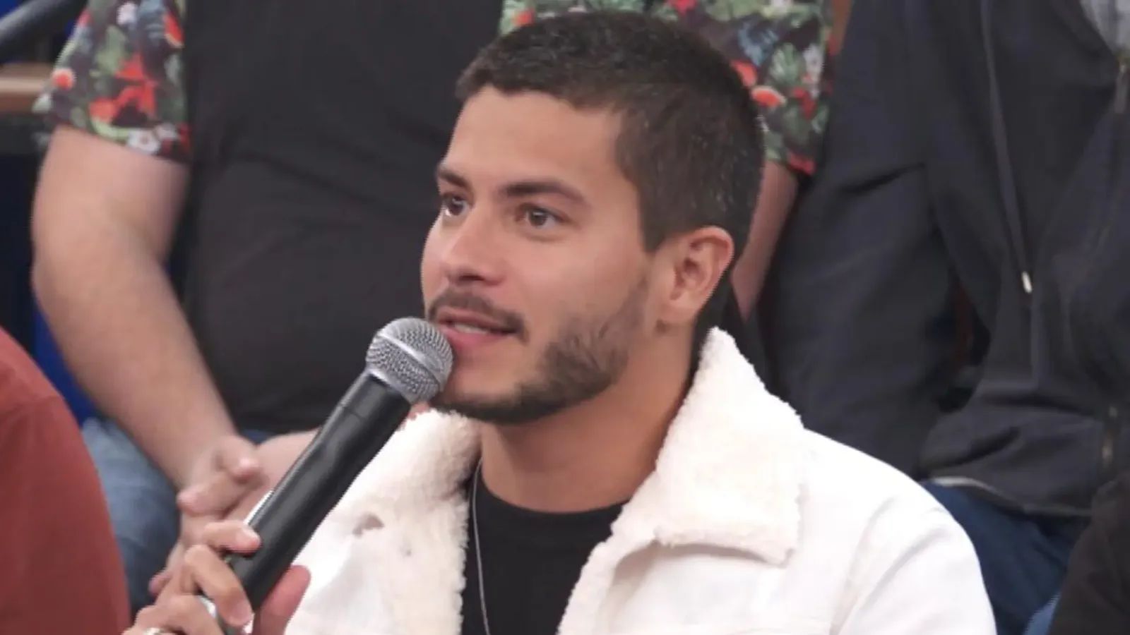 Arthur Aguiar critica exposição após ações por dívidas e despejo