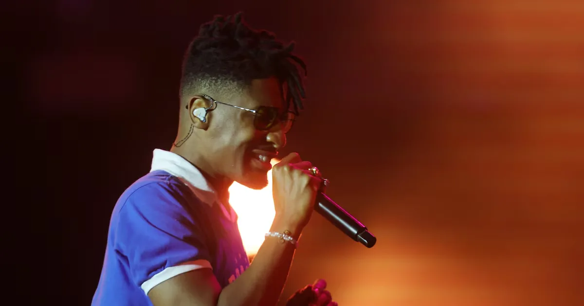 Jon Batiste transforma o Palco Mundo em celebração de ritmos negros