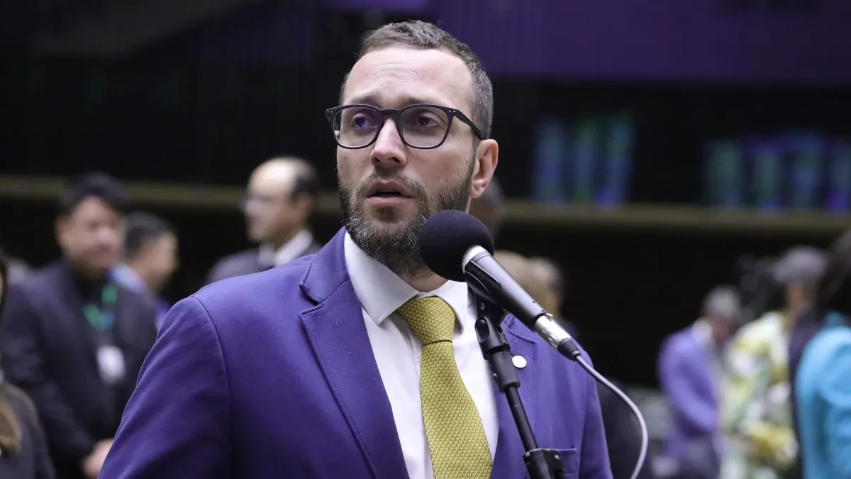 Moraes manda apurar notícia-crime contra deputado Filipe Barros