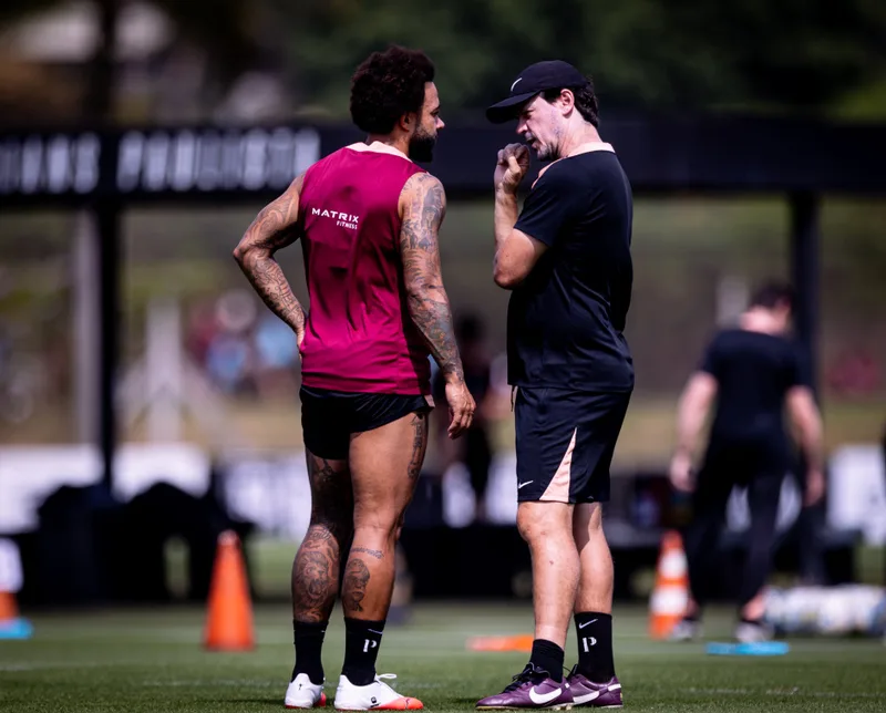 Organizadas cobram elenco, Diniz e diretoria do Corinthians no CT
