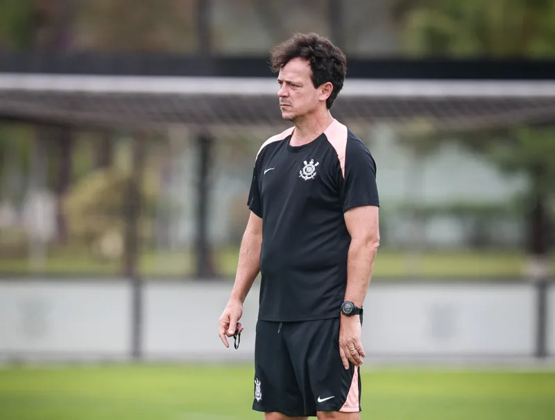 Corinthians preserva titulares contra o Flamengo e termina janela sem reforços