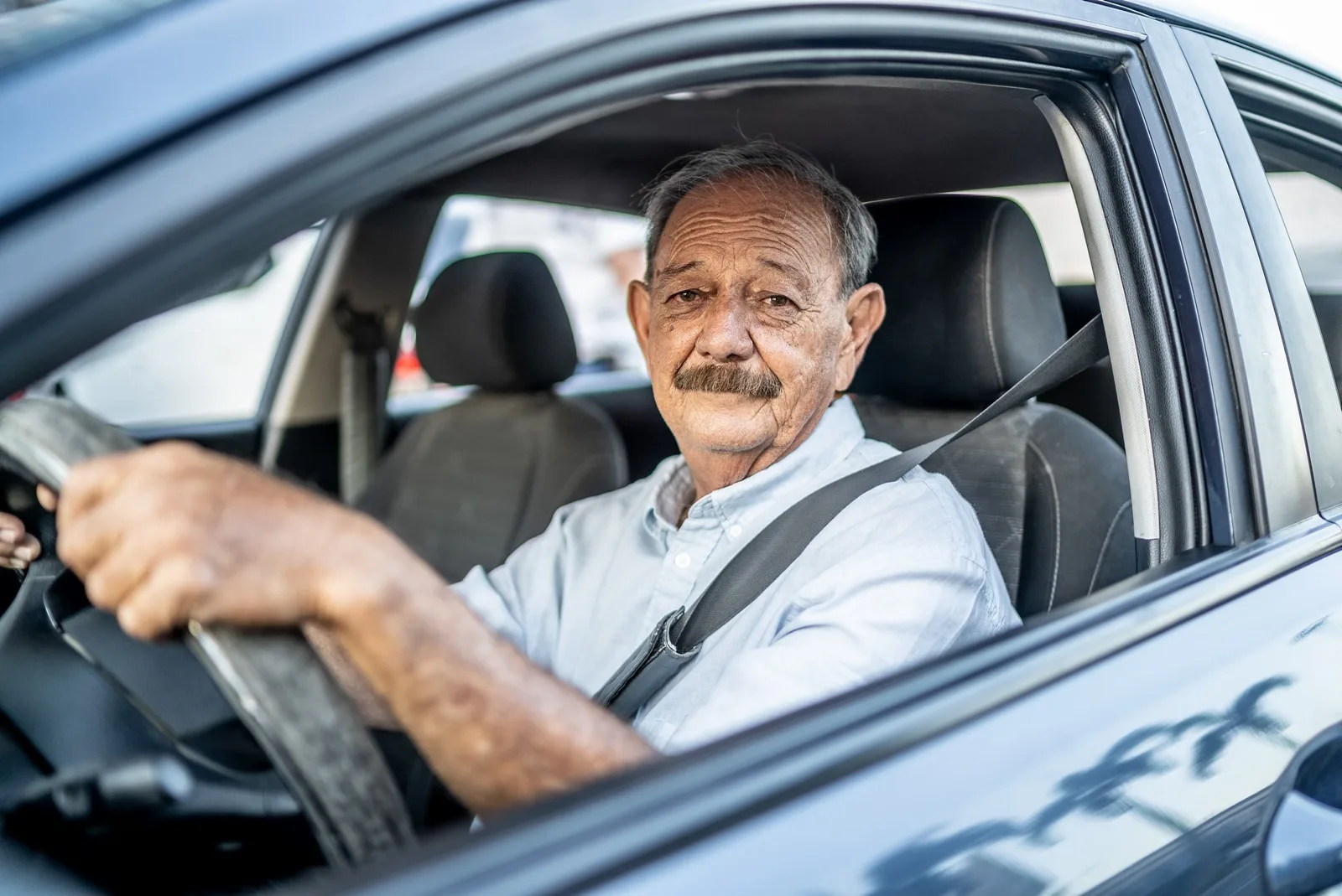 Telas e comandos digitais ampliam desafios para motoristas mais velhos