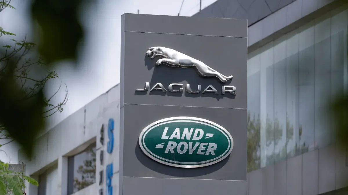 JLR mira economia de £1,7 bilhão enquanto enfrenta queda nas vendas e tarifas dos EUA