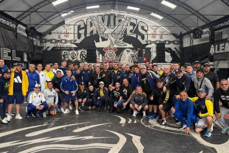 Gaviões da Fiel recebe integrantes da La 12 antes de Boca x São Paulo