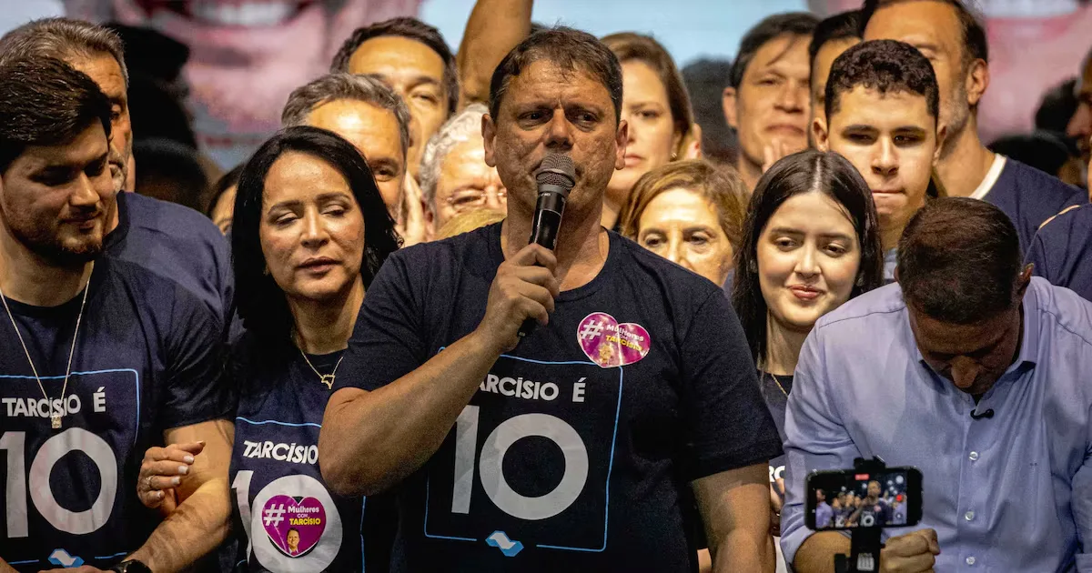 Tarcísio amplia recorde eleitoral e sinaliza apoio a Flávio Bolsonaro