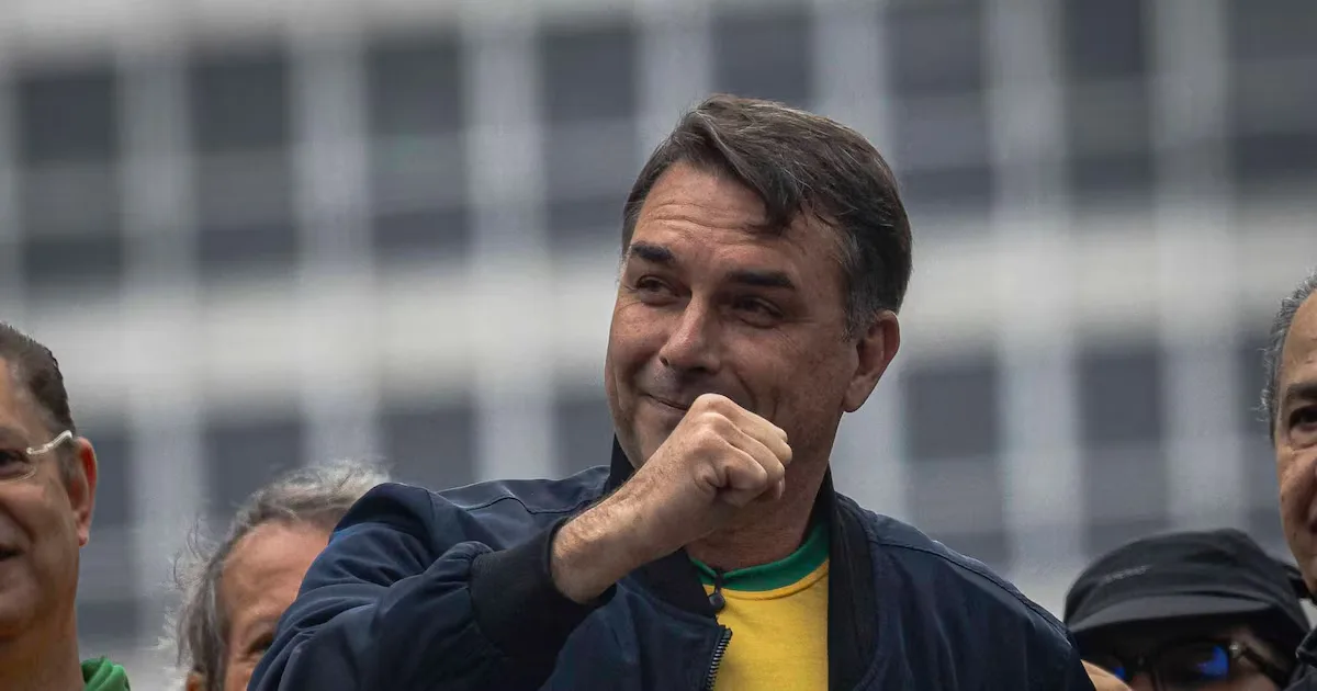 Flávio Bolsonaro reforça legado do pai e mira Moraes em ato na Paulista