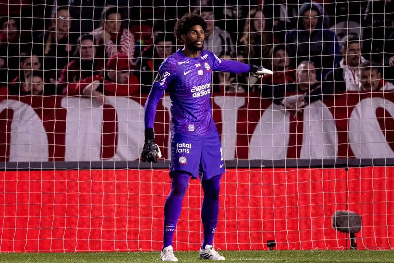 Hugo Souza destaca reação do Corinthians e fala sobre atrasos no elenco