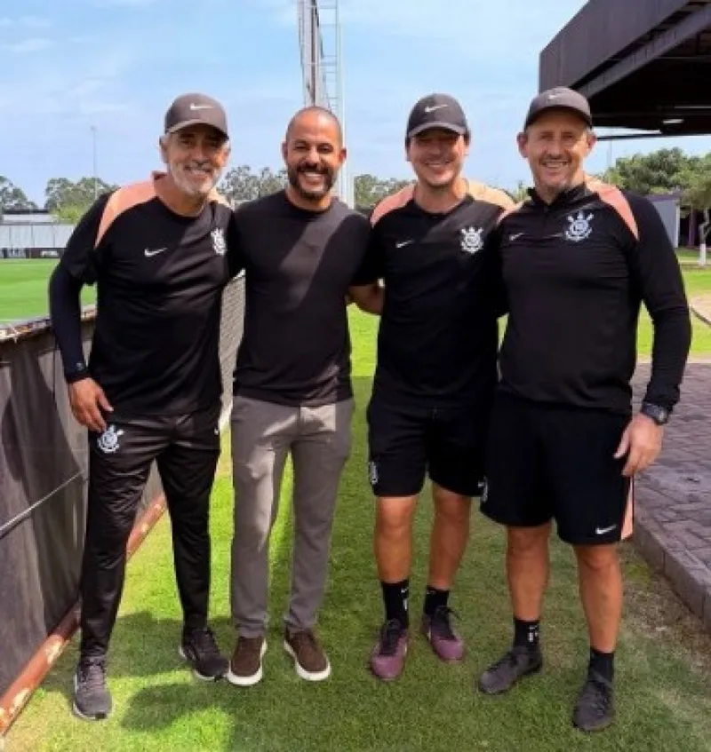 Ytalo revê Fernando Diniz durante visita ao Corinthians após aposentadoria