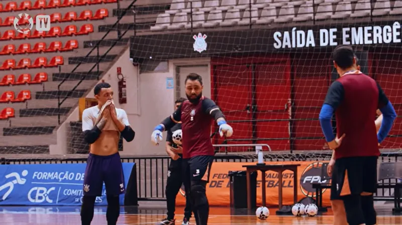 Corinthians reúne goleiros da base e do time adulto em treino de futsal