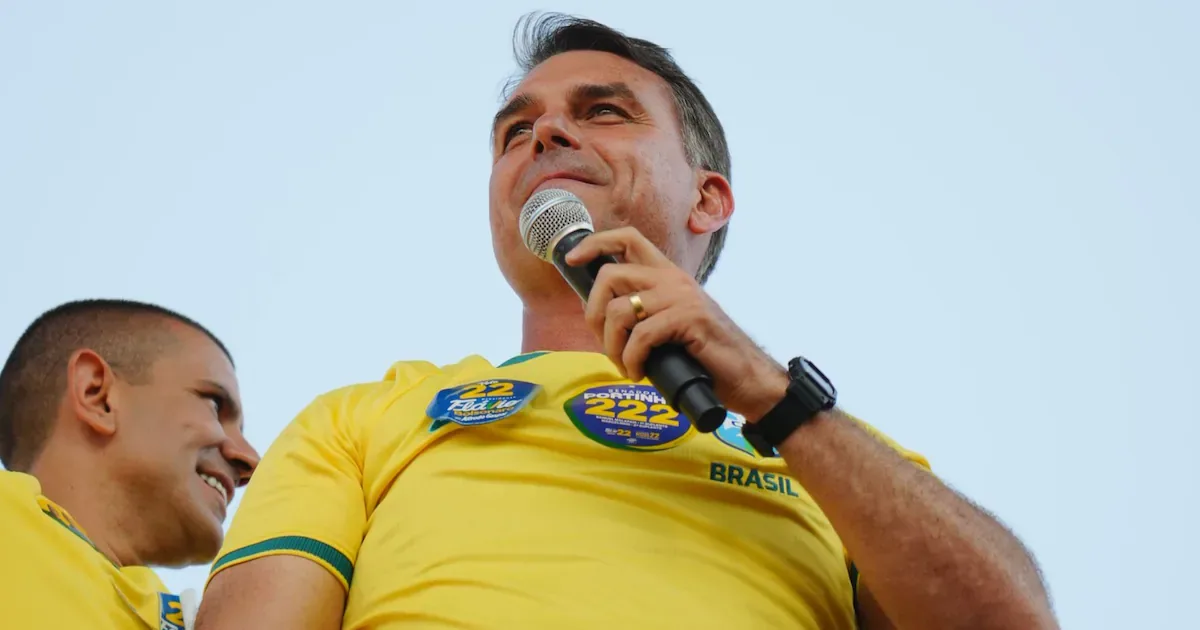 Flávio Bolsonaro promete investir em petróleo durante agenda em Sergipe
