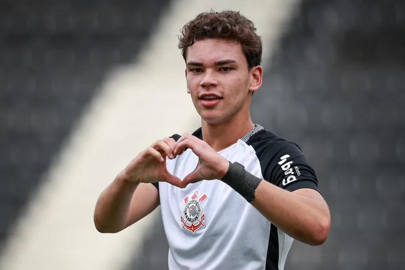 Atacante do Corinthians chega a 100 gols na base aos 16 anos