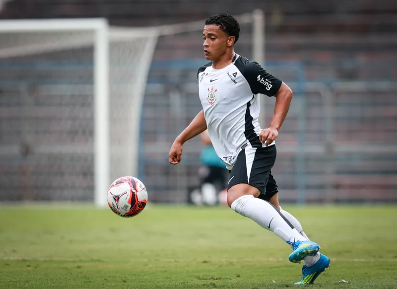 Corinthians negocia renovação com Nícollas Melo, atacante do Sub-20