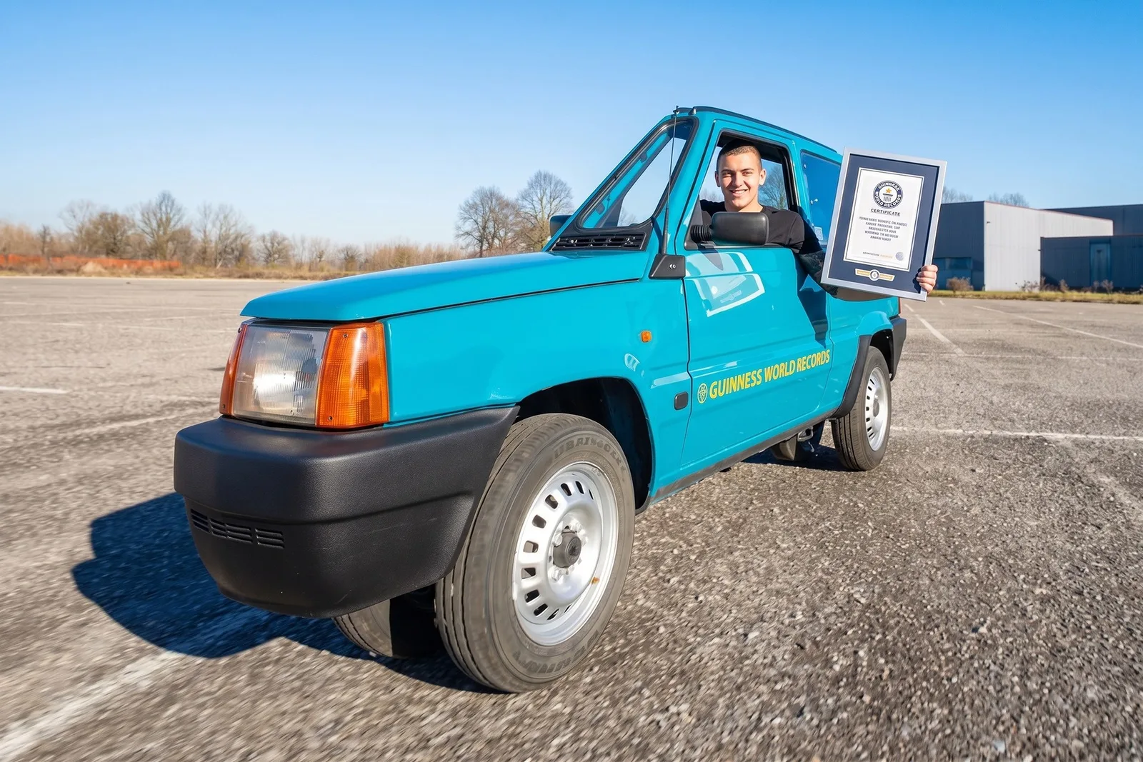 Fiat Panda estreito ganha registro como carro mais fino do mundo