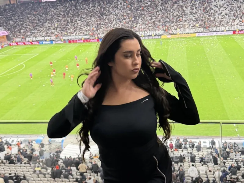 Lauren Jauregui assiste à eliminação do Corinthians na Neo Química Arena