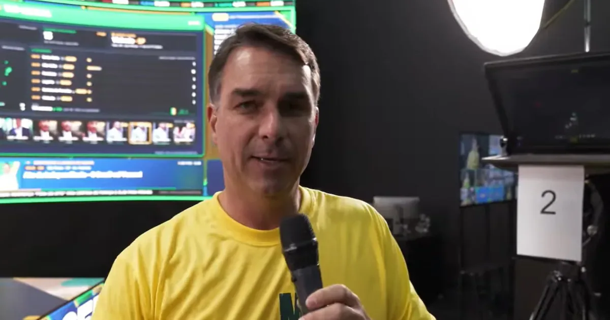 Flávio Bolsonaro apresenta programação própria e contato por WhatsApp