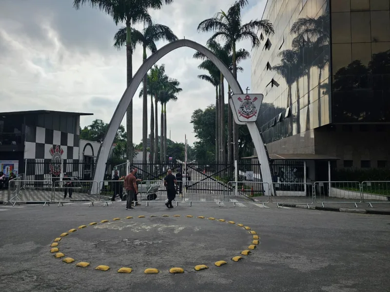 Corinthians pede revisão de sentença sobre vitalícios e voto de associados