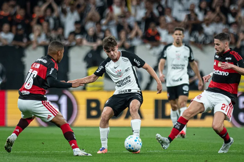 Desgaste após viagem pode mudar escalação do Flamengo diante do Corinthians