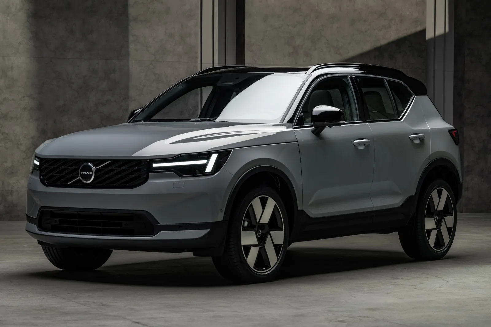 Volvo atualiza XC40, EX40 e EC40 com novo design e inteligência artificial