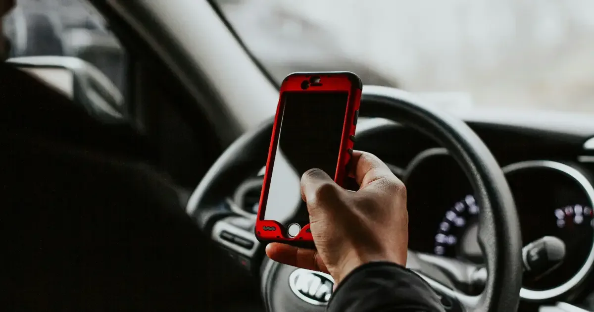 Uso do celular ao dirigir pode gerar multa média ou gravíssima