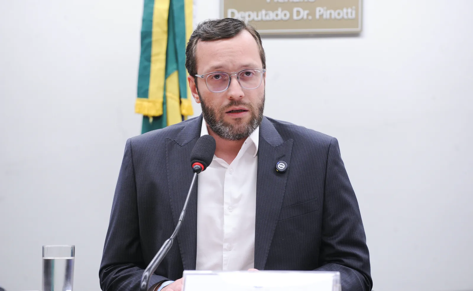 Deputado atuou para beneficiar Master e pressionar BC, diz jornal
