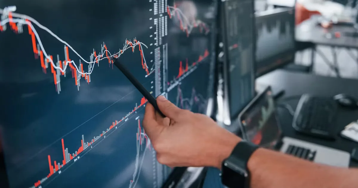 Ibovespa recua com petróleo e cautela fiscal antes do fim de semana