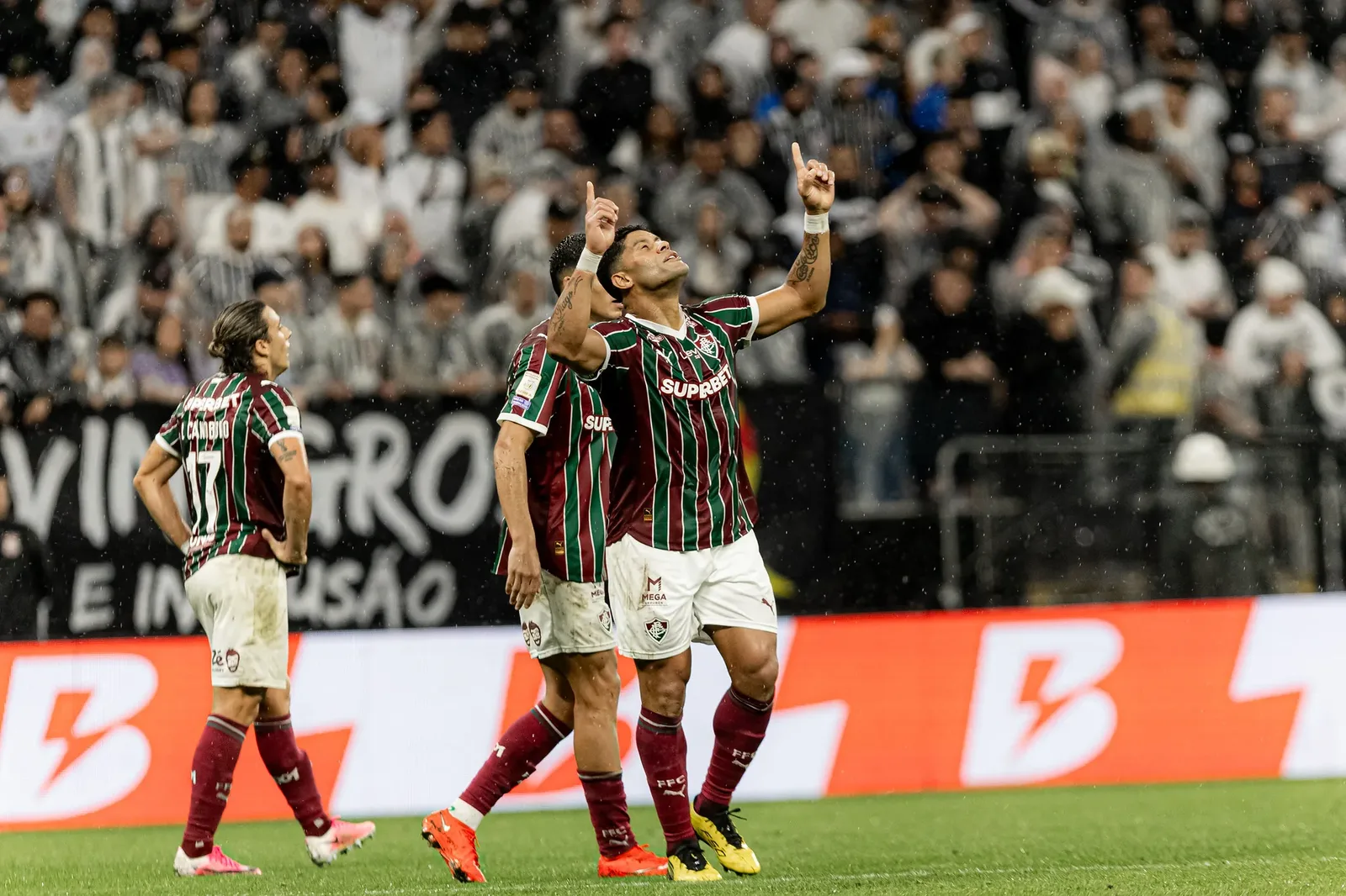 Hulk faz dois gols, chega a 463 e abre vantagem sobre Neymar
