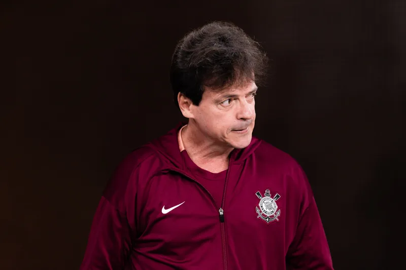 Corinthians perde para o Fluminense e mantém Fernando Diniz no comando