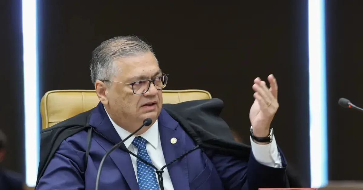Flávio Dino suspende remoção de posts ligados a Flávio Bolsonaro