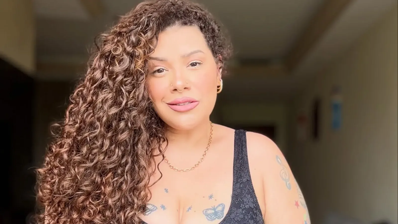 Aila Menezes relata recuperação e reconexão com o próprio corpo após cirurgias