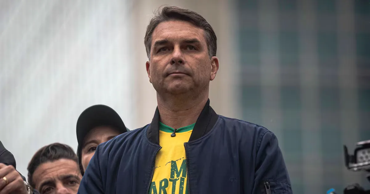 Apoiadores se reúnem para motocarreata de Flávio Bolsonaro e Tarcísio