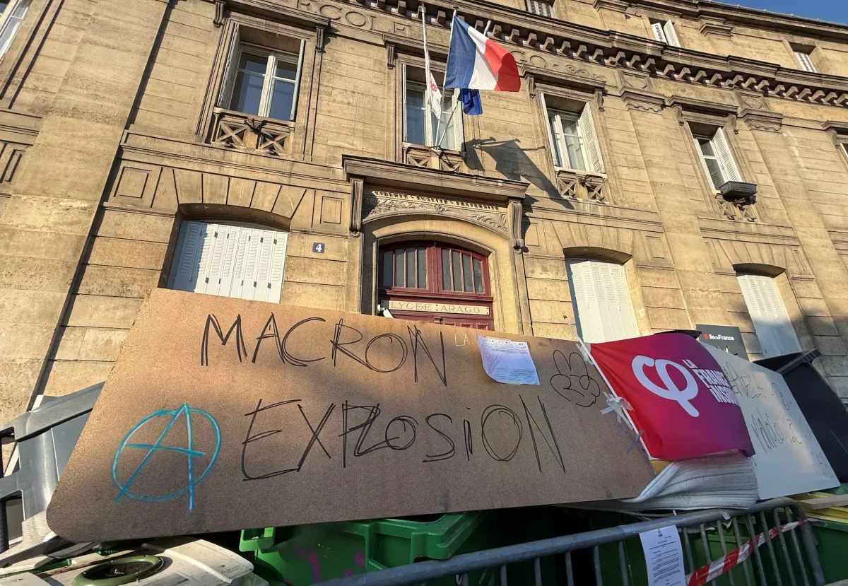 Protestos reúnem mais de 300 mil servidores em cidades da França