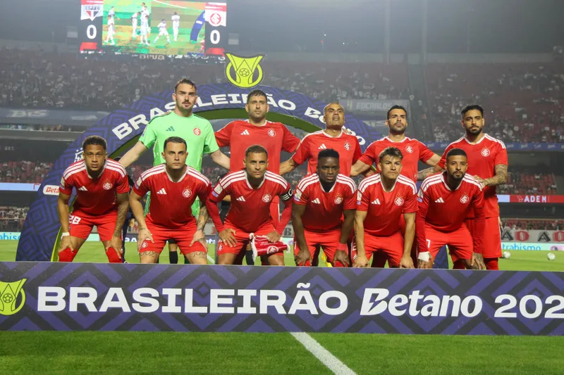 Internacional estreia novo técnico em duelo decisivo contra o Corinthians